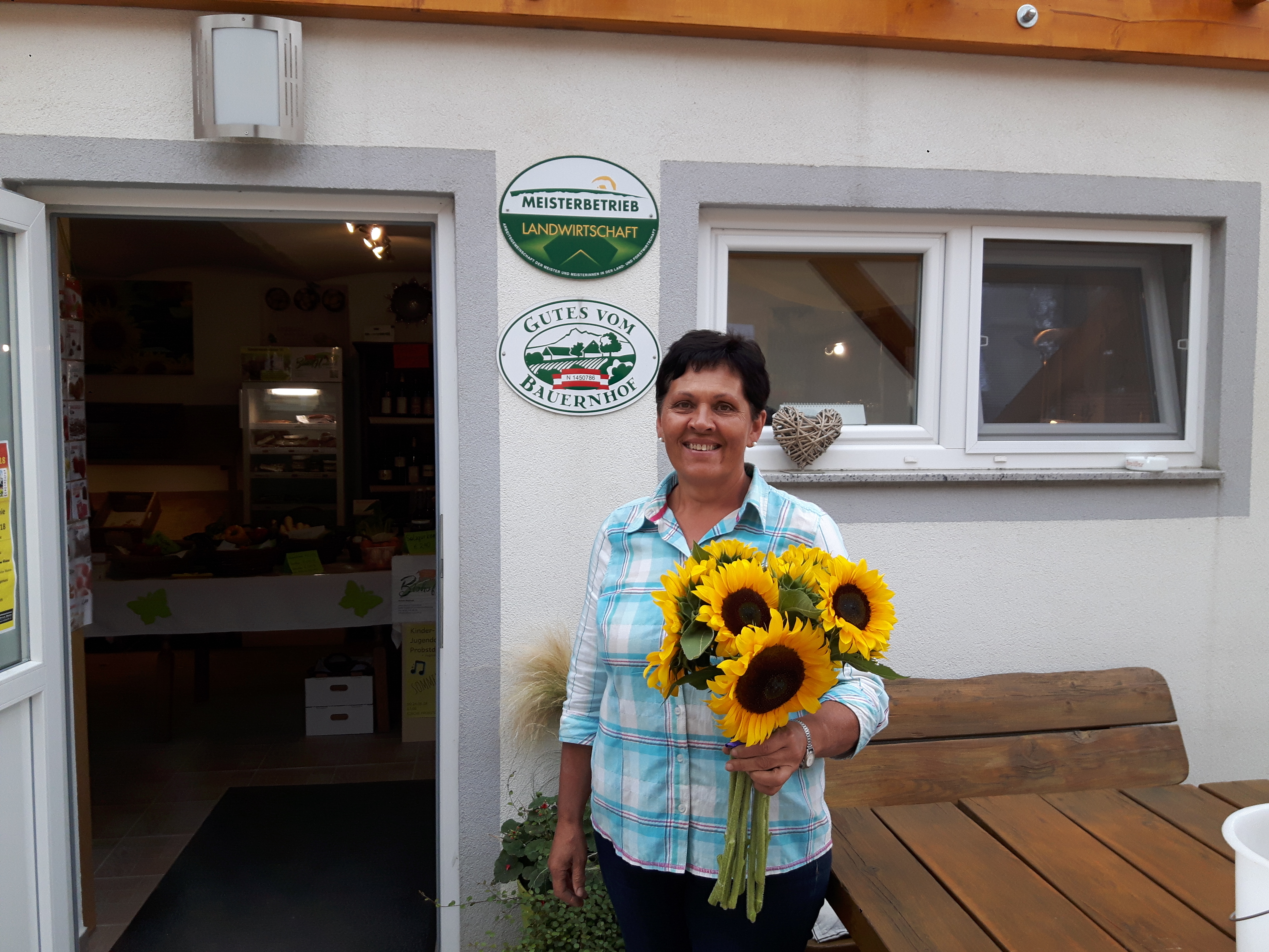 Frau Radl mit Sonnenblumen
